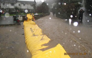 le barrage anti inondation water-gate protège un quartier d'une coulée de boue