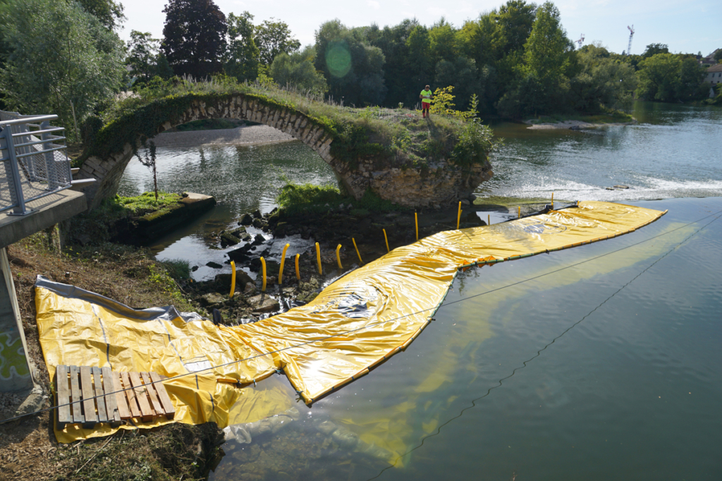 Batardeau Water-Gate 71 cm installé en amont du pont roman de Dole avec décroché visible