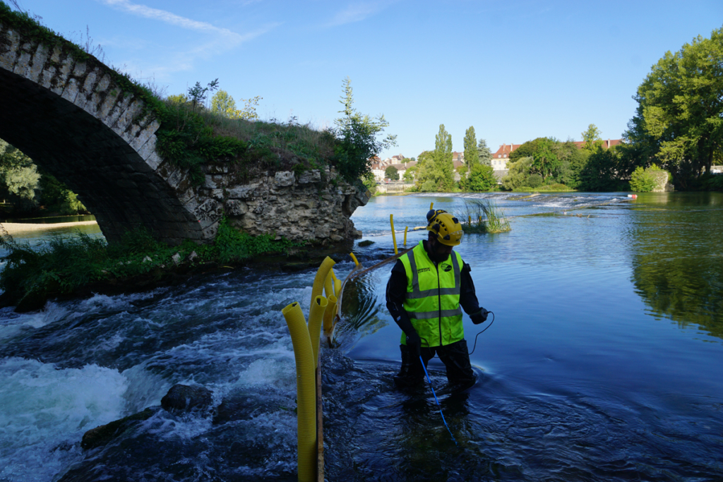 Technicien mesurant la vitesse du courant du Doubs avec un courantomètre avant pose du batardeau Water-Gate