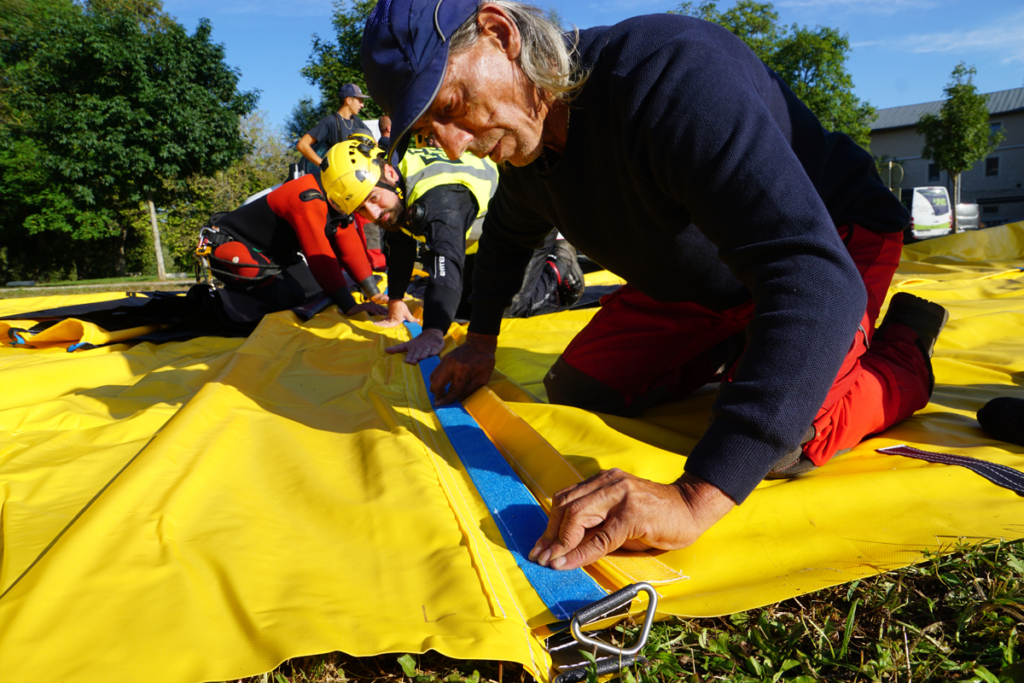 Assemblage de deux batardeaux souples Water-Gate WA-60 avec bandes velcro colorées avant installation sur le Doubs
