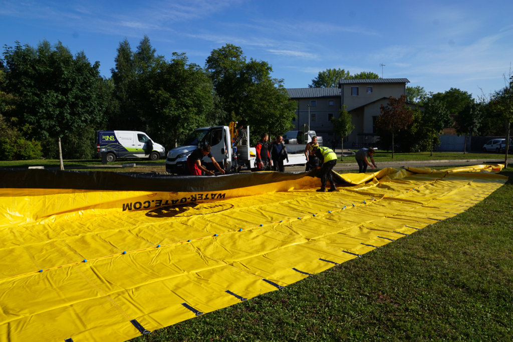 Batardeau Water-Gate replié en accordéon après assemblage pour transport vers la zone de pose sur le Doubs