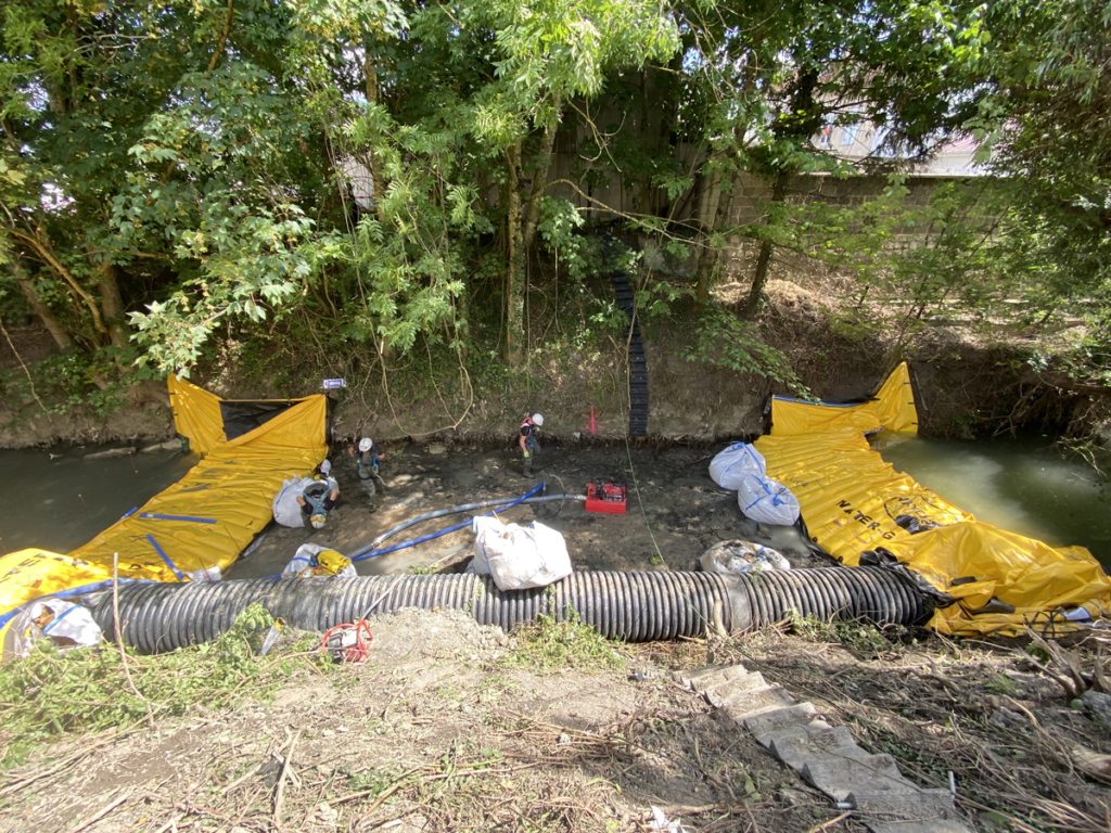 Mise en assec du Cubry à Épernay avec deux batardeaux Water-Gate tête-bêche et dérivation DN800 en fin d’épuisement