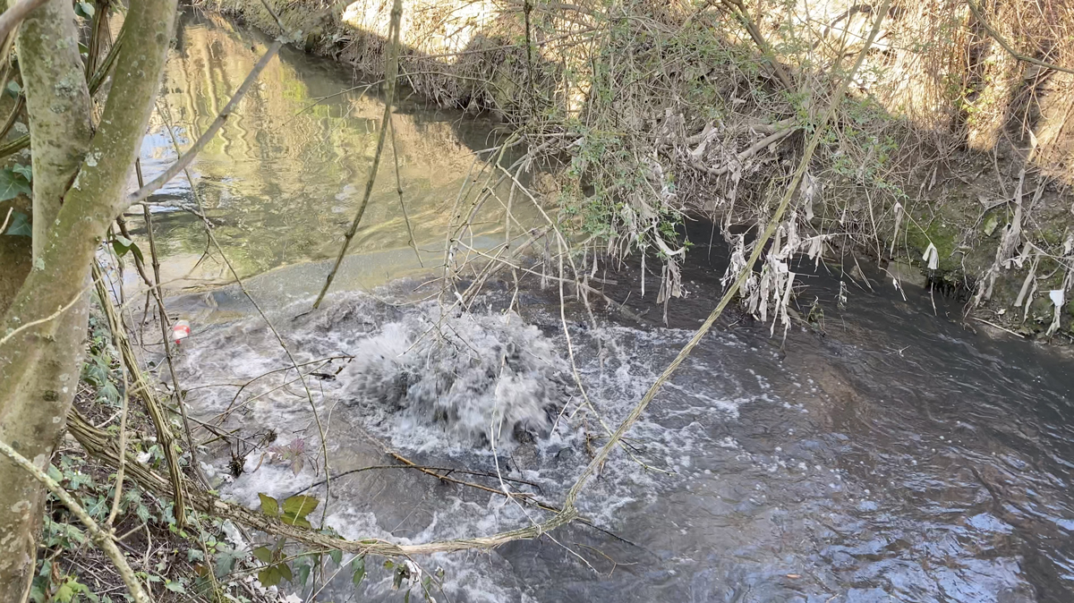 Jaillissement d’air sous pression localisant la fuite d’une conduite d’eaux usées sous la rivière Le Cubry à Épernay