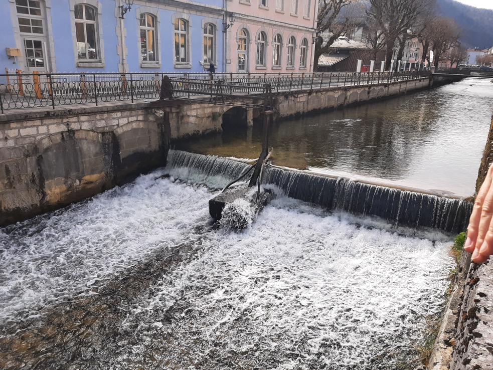 Ancien seuil hydraulique sur la rivière Bienne à Morez avant effacement pour restauration écologique